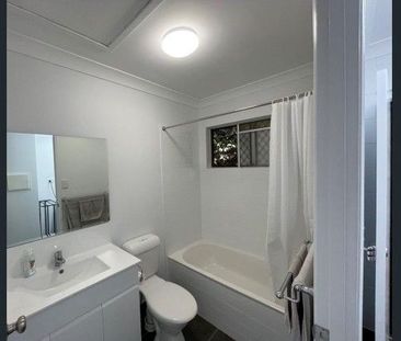 Very tidy and clean two bedroom furnished unit - ideal Hermit Park ... - Photo 2