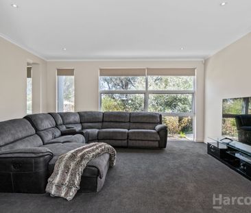 Well Presented Home overlooking park - Photo 2