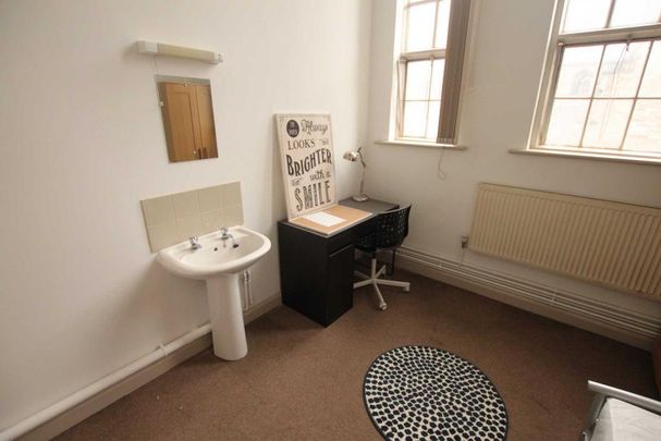 1 bedroom in a house share to rent - Photo 1