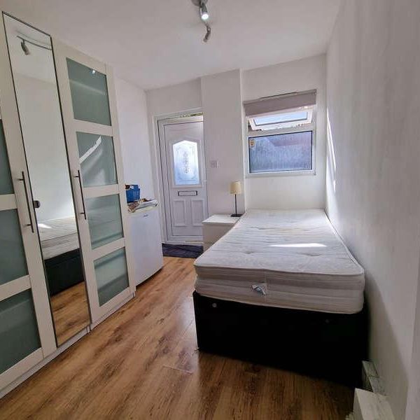 Elms Avenue, NW4 - Photo 1