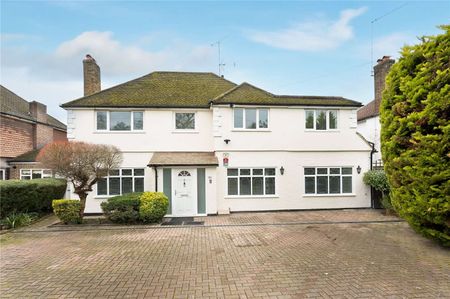 An impressive 5 bedroom gated home in Esher. - Photo 3