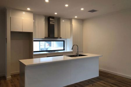 Modern 3 bedroom townhouse perfect summer location! - Photo 2