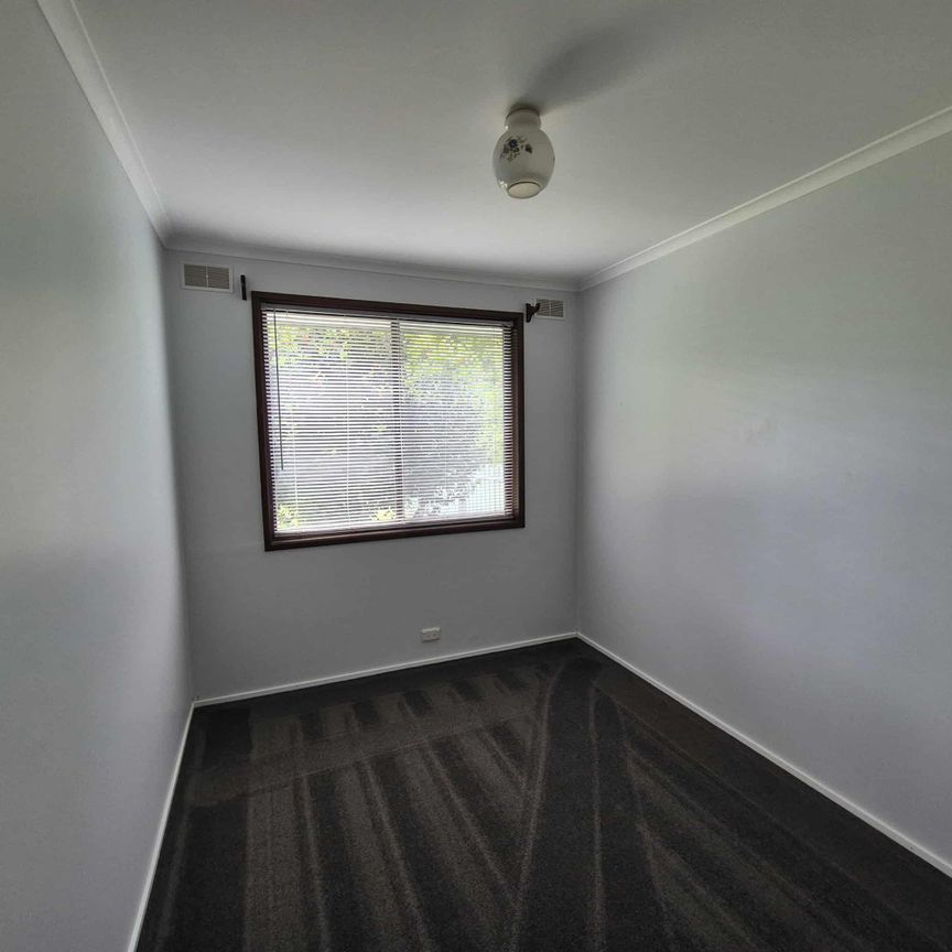 9 Robert Crescent, Wodonga VIC 3690 - House For Rent | Domain - Photo 1