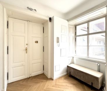 Typisch Wiener Altbauflair mit Flügeltüren und Holzkastenfenstern! ... - Foto 6