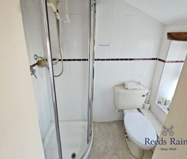 4 bedroom semi-detached house to rent - Photo 3