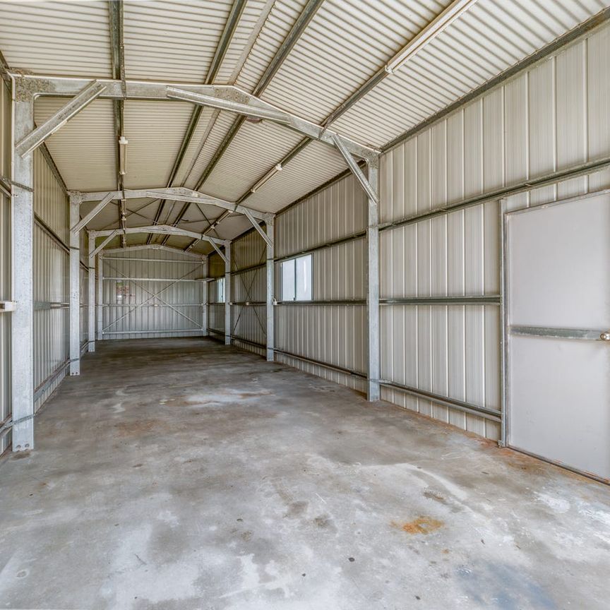 Four-bedroom home with storage for caravan or boat - Photo 1