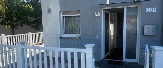 Exklusives Wohnen am Tillypark: Hochwertig möbliertes Haus - Foto 1