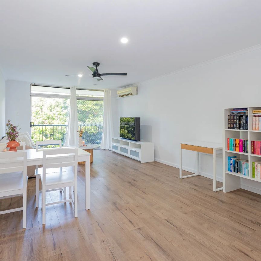 FRESH AND SPACIOUS CLAYFIELD APARTMENT IN PRIME LOCATION - Photo 1