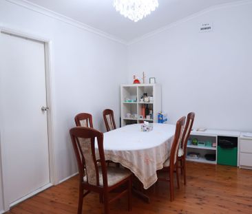 New Renovated 4 Spacious Bedrooms with Sunroom - Photo 3