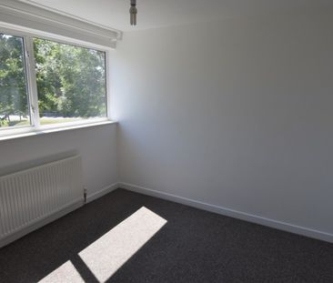 4 bedroom Mid Terraced House - Coventry Close, Stevenage - Photo 3