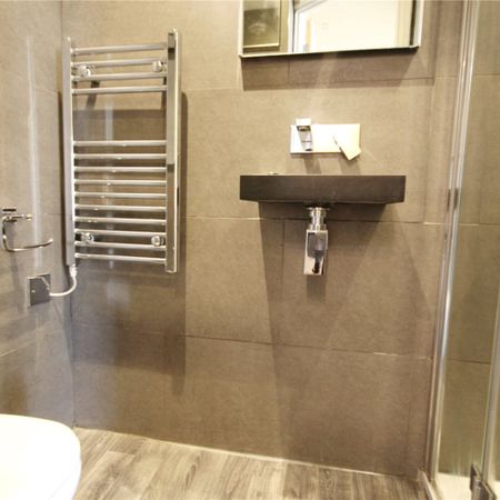 property to rent Hewlett Road, Cheltenham, Gloucestershire, GL52 - Photo 4