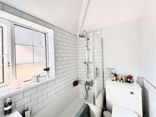 The Green, Badshot Lea, Farnham, Surrey, GU9 - Photo 1