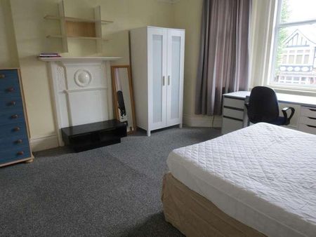 Bedroom First Floor Flat In Winton, BH3 - Photo 4