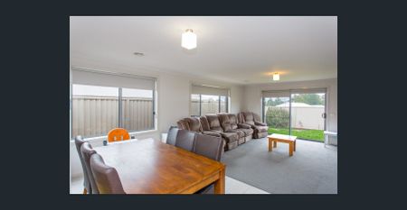 GREAT FAMILY HOME WITH DUCTED HEATING AND COOLING - Photo 2