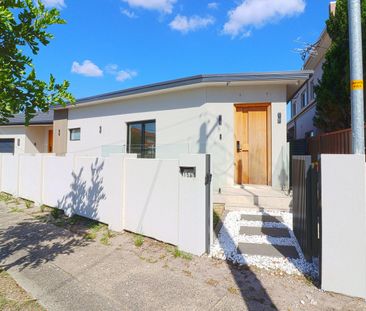 Modern Residence moments to waters edge - Photo 4