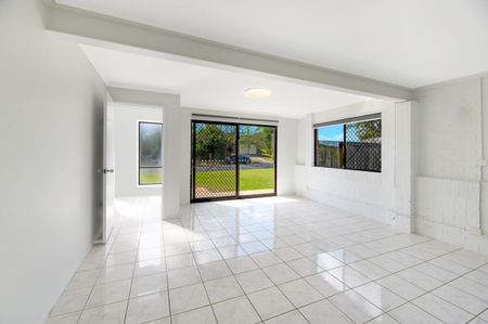 Work from home, dual living, teenage retreat or space for tools/toys - comfortable home on large block - Photo 3