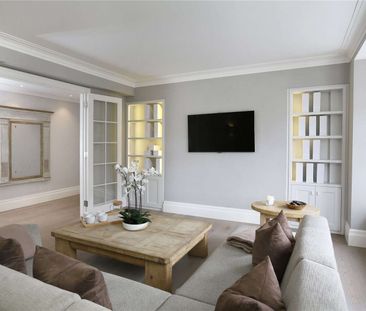A light and expansive, three bedroom, lateral apartment situated on the fourth floor (with lift) of a portered building moments from South Kensington Station. - Photo 4
