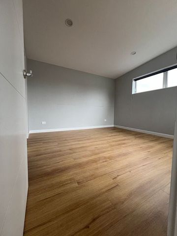 Modern design 4 bedroom house with outdoor decking - Photo 5