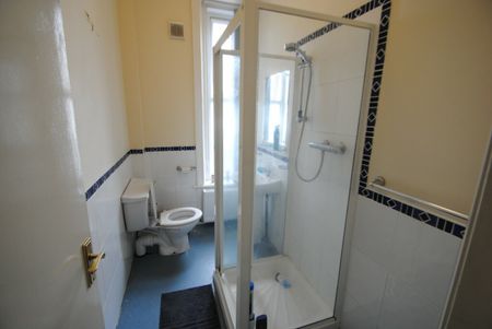 2 Bedroom Student Flat in Lansdowne - Photo 5