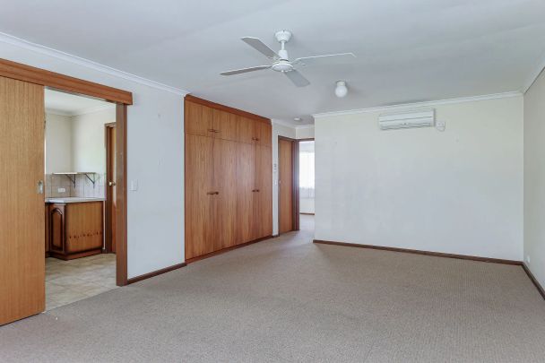 Well-appointed home in a neighbourhood filled with conveniences! - Photo 1
