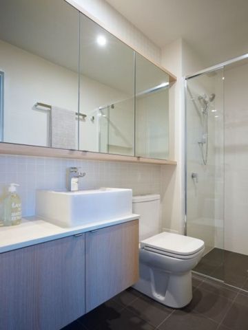 7th floor 2 bed 2 bathroom in South Brisbanes best location - Photo 4