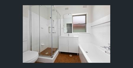 Bright & Spacious 4 Bedroom Home - Photo 4