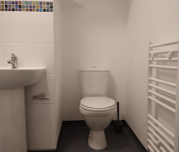 Ensuite Living Near Shops & Bus Links - Photo 6