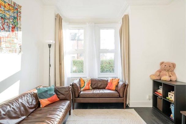 4 bedroom end of terrace house to rent - Photo 1