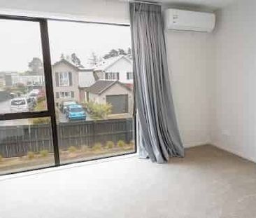 Modern 3-Bedroom Townhouse in Mangere Bridge - Photo 3