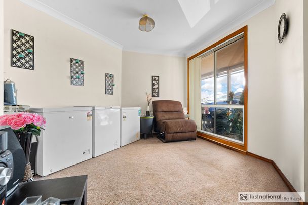 Comfortable Family Living in a Quiet Neighbourhood - Photo 1