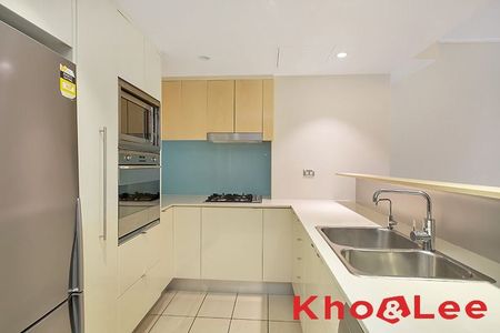 TWO BEDROOM APARTMENT WITH STUNNING CITY VIEWS - Photo 4