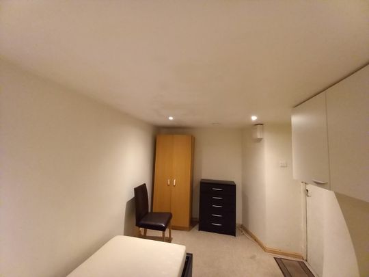 Room in a Shared House, Moore Close, CR4 - Photo 1