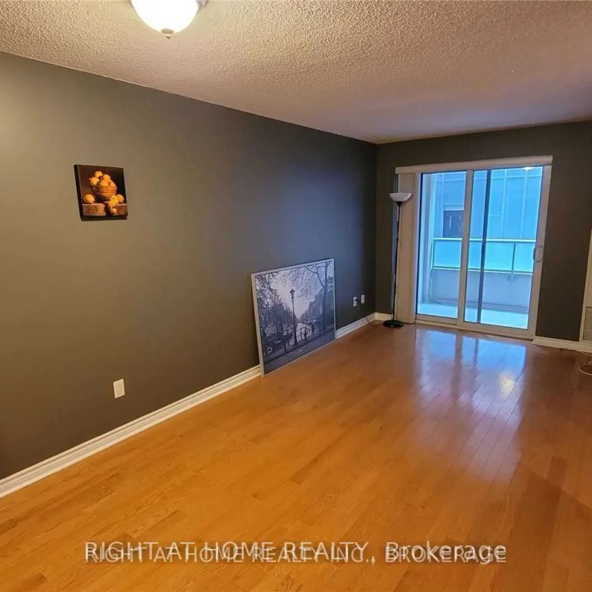250 Wellington Street W #528 - Photo 1