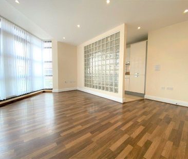 2 bedroom Flat in Bonham Court, Winnersh - Photo 2