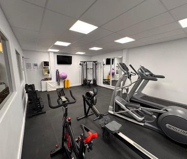 CHARMANT 2 1/2 rénové - piscines - gym - LIBRE - Photo 2