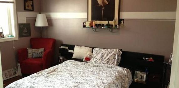 ~ Awesome 3 bdrm unit in prime Port Credit Lakeshore area! ~ - Photo 2