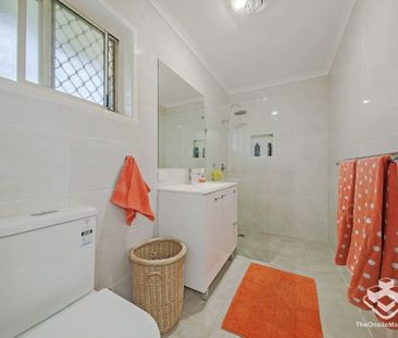 This standalone townhouse with 4 air-cons andfree swimming pool and... - Photo 2