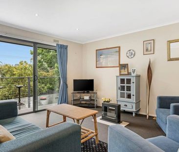 Family Home in Mooroolbark! - Photo 1