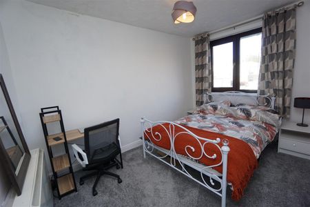 2 bedroom Flat To Let - Photo 2