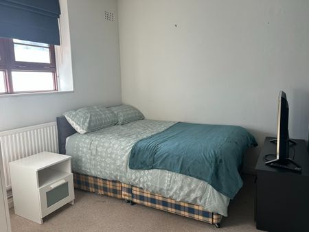 2 Bed Flat, Vaughan House, SW4 - Photo 2