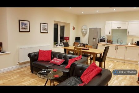 2 bedroom penthouse to rent - Photo 2