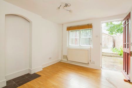 2 Bed Flat, Greenwich South Street, SE10 - Photo 2