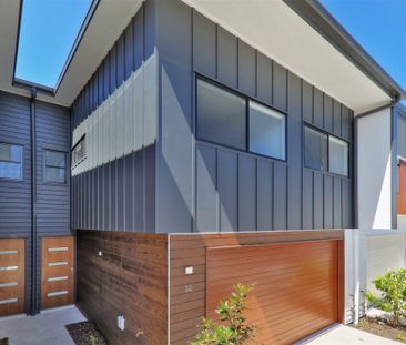 Stunning 4 Bedroom Townhome at Helensvale - Photo 2