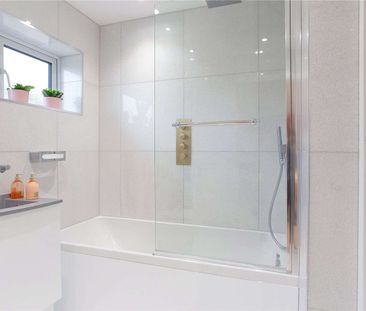 A superbly located three bedroom, two bathroom family home - Photo 6