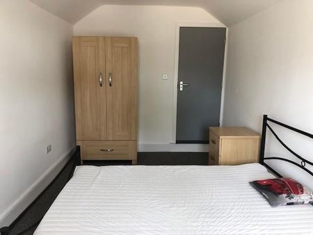 1 bedroom in a house share to rent - Photo 4