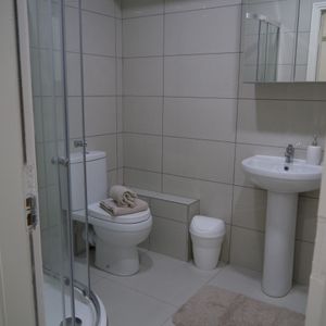 3 Bedroom Apartment - Photo 2