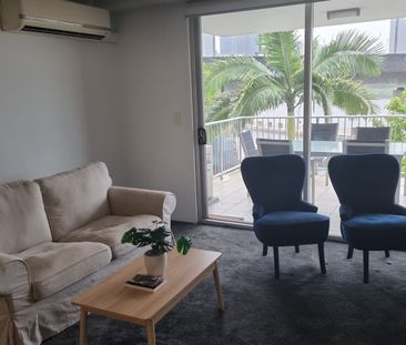 Room to Rent in Beautiful 3 Bedroom Apartment - Photo 2