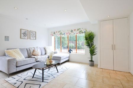 5 bed detached house to rent in Bookhurst Road, Cranleigh, GU6 - Photo 2