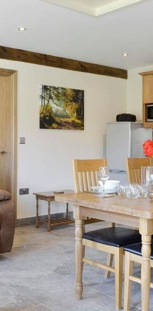 2 bedroom barn conversion to rent - Photo 1