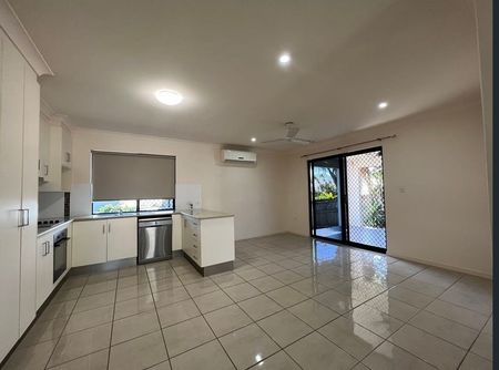 Lovely low maintenance brick home in quiet street - Photo 5
